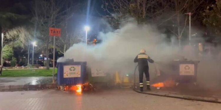 Tym dhe panik në Elbasan, kazanët e mbeturinave përfshihen nga flakët