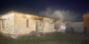 Alarm në Pogradec, magazinë me bazë ushqimore përfshihet nga flakët, detajet e para