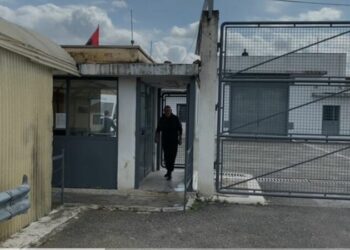 Tentoi të fuste në burg kokainë dhe 22 celularë, e pëson keq punonjësi i burgut të Fushë Krujës