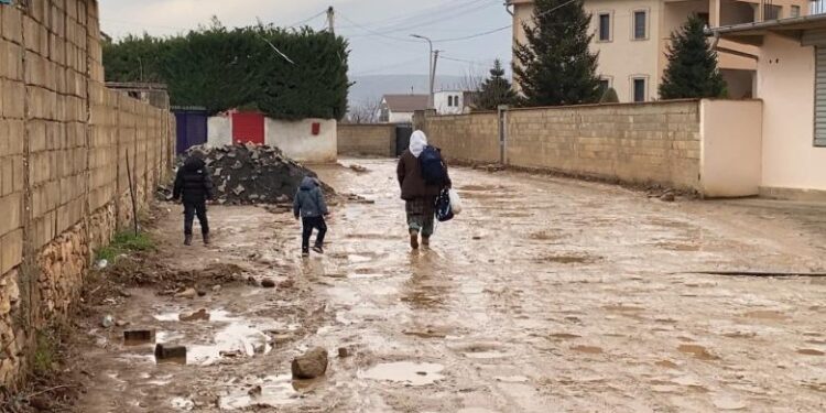 “Lagjja e Re” në Kukës mes baltës dhe gropave, banorët kërkojnë ndërhyrje urgjente