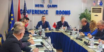 Hoxha mbledh prefektët në Gjirokastër: 100 mijë emigrantë janë regjistruar në KQZ për zgjedhje