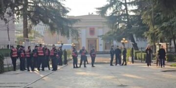 Protesta e opozitës, forca të shumta policie në hyrje të Kuvendit