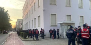 Autoritetet fillojnë përgatitjet për protestën e opozitës, efektivët e FNSH dhe policia mobilizohen afër Kryeministrisë