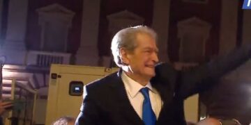 Berisha niset drejt aeroportit pas fjalimit në protestë, nesër takim me shqiptarët në Romë