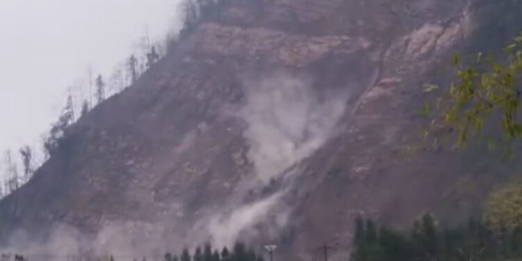 Rrëshqitje masive dheu në Kinë, 30 të zhdukur dhe 10 banesa të shkatërruara