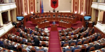 Veliaj “ndez” Kuvendin, opozita “shpërthen” në akuza ndaj mazhorancës, Spiropali i ndërpret fjalën Berishës