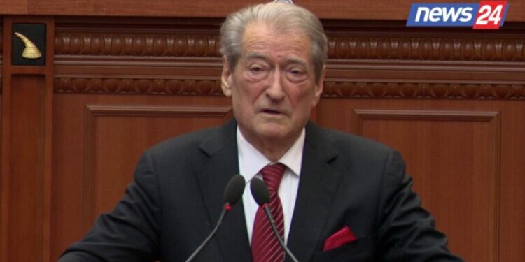 “Ku është Rama, ku është”?/ Berisha kërkon kryeministrin në seancë: Nuk mund të fshihet pas Veliajt dhe Ajola Xoxës