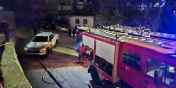 Zjarr në një banesë pranë Universitetit të Gjirokastrës, dy të moshuar të asfiksuar