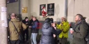 “Ra faja prej fikut”/ Qytetarët në “festë” pranë qelisë së Veliajt, kërcet muzika popullore dhe birra