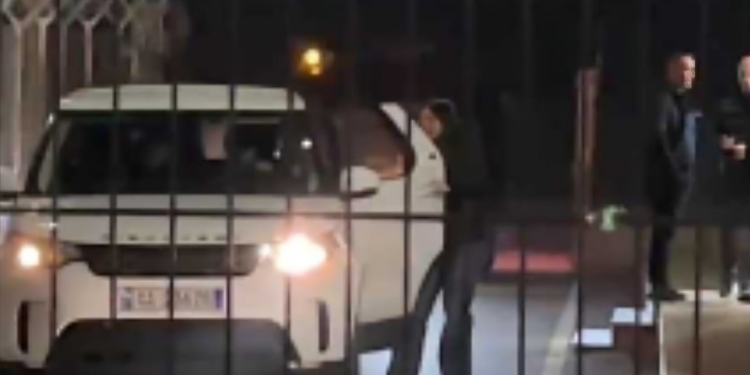 SPAK e la në ‘arrest shtëpie’, bashkëshortja e Veliajt kthehet në Rinas, shoqërohet nga agjentë të BKH-së