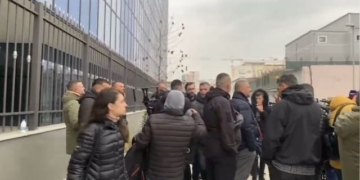 Mbështetësit e Veliajt rikthehen në GJKKO, presin me ankth vendimin për kryebashkiakun