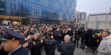 “Lali, lali”, mbështetësit e Veliajt mbështesin kryebashkiakun e Tiranës në GJKKO