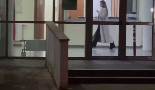 Ajolën nuk e mban vendi, “xhiro” nëpër korridoret e Gjykatës Speciale, në pritje të vendimit