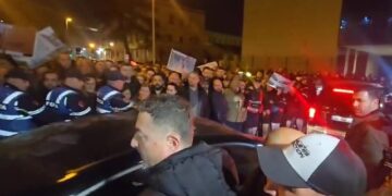 Veliaj u la në burg! Mbështetësit bllokojnë hyrjen e GJKKO: Do përshëndesim kryetarin, forca Lali!