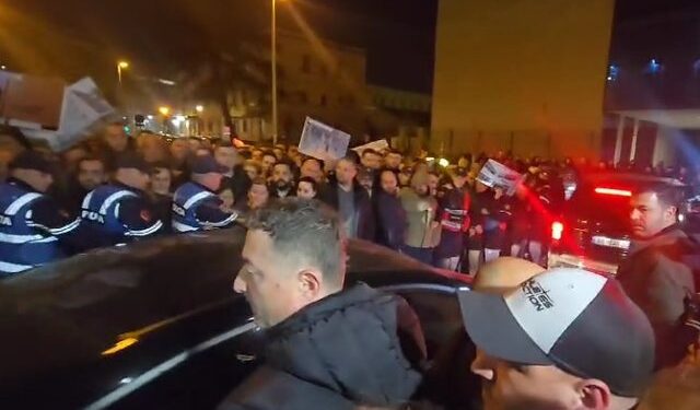 Veliaj u la në burg! Mbështetësit bllokojnë hyrjen e GJKKO: Do përshëndesim kryetarin, forca Lali!