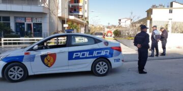 Mbante armë zjarri në taksi, arrestohet shoferi në Vlorë bashkëpunoi me 17-vjeçarin për ta shitur
