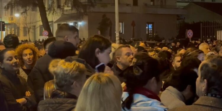 “Një përplasje mafiozësh”, gazetari flet për protestën e punonjësve të bashkisë: Veliaj dje tentoi të bënte grusht