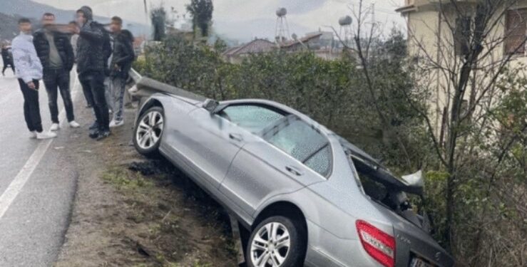 Aksident i rëndë në vend, makina humb kontrollin dhe del nga rruga, detajet e para