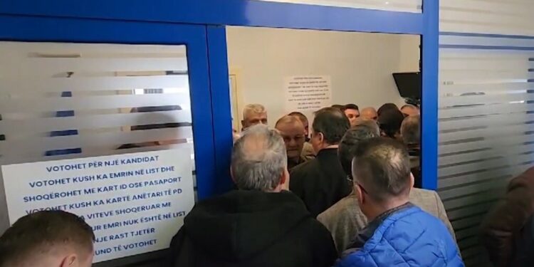 Primaret e PD-së, shtyhet proces i votimit në Fier edhe pas orës 18:00