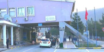 Radhë të gjata në Kapshticë, emigrantët kthehen drejt Greqisë, qëndrojnë një orë në pritje