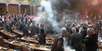 Opozita hodhi flakadanë dhe gaz lotsjellës në Kuvendin e Serbisë, reagon Vuçiç: Përgjegjësit të dalin para ligjit