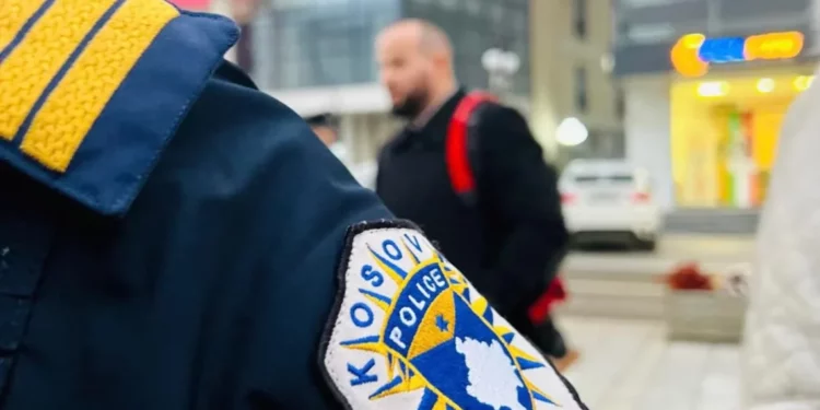 Djali dhunon babanë dhe vëllain, shpallet në kërkim nga policia