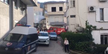 Tym e flakë, shpërthen zjarri në një apartament, evakuohen banorët e pallatit