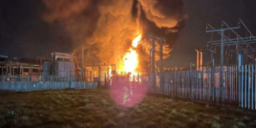 Zjarr pranë aeroportit të Londrës, anulohen mbi 1 mijë fluturime