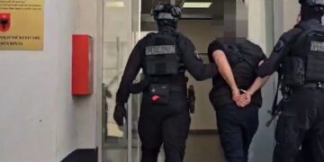 Në kërkim nga SPAK për korrupsion e nxjerrje të sekretit shtetëror, ekstradohet nga SHBA 56-vjeçari