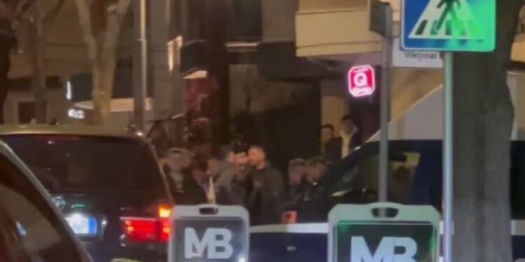 Forcat e rendit në Korçë ‘zbarkojnë’ në lokale, shoqërojnë dhjetëra persona për baste të paligjshme