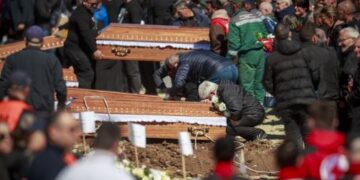 Kryhet autopsia e 59 viktimave, Mjekësia ligjore: Të gjithë viktimat në Koçan vdiqën nga asfiksia