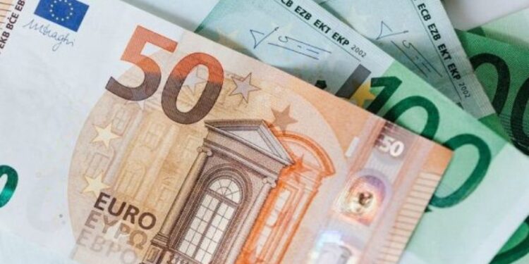 Iu gjetën 15 mijë euro dhe dyshohet se shmangu tatimin, përfundon në prangat e policisë