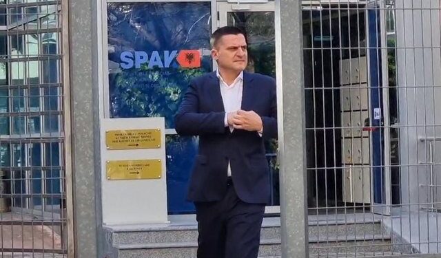 Drejtori i Policisë së Tiranës, Elton Alushi paraqitet në SPAK. Momenti kur hyn në Prokurorinë e Posaçme