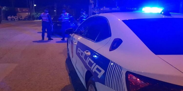 Aksident tragjik në Kamëz, makina përplas 2-vjeçarin, ndërron jetë në spital