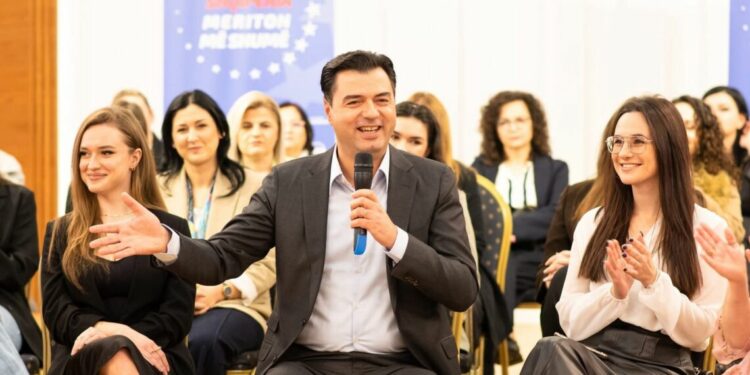 “Pa dashuri s’bëhet gjë e mirë në këtë vend”, Basha ironizon kundërshtarët: I keni mërzitur gratë sepse jeni në…