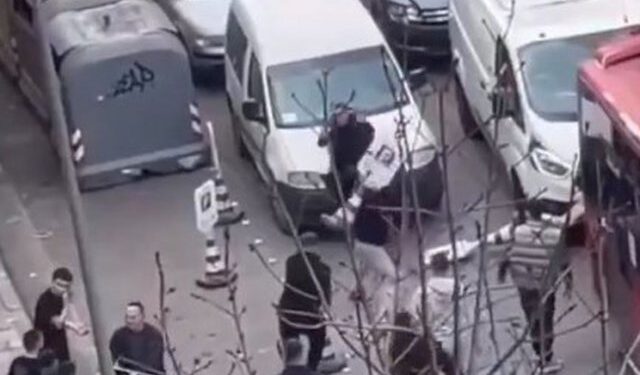 Plas sherri te “Sami Frashëri”/ Nxënësit rrihen para shkollës, godasin njëri-tjetrin me sende të forta