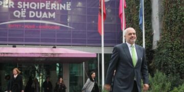“Mbret lakuriq dhe lojë taktike”, pedagogu kritikon politikën e PS-së: Rama di të shesë mirë marketingun, por…