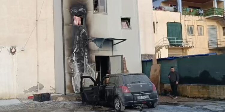 Makina e parkuar shpërthen në flakë, zjarri përhapet në godinën e magazinës me materiale ndërtimi