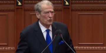 ‘Parlamenti i narkodiktaturës’, Berisha: Qeveria rriti rrogat e zyrtarëve dhe la pensionistët me një shumë qesharake