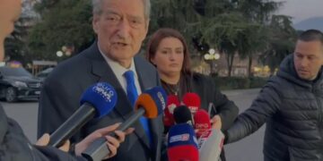 “Zoti ja pranoftë”, Berisha ironizon Veliajn për agjërimin: Le t’i dorëzojë vjedhjet atyre që ua ka marrë