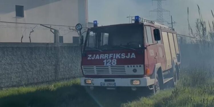 Flakët përfshijnë zonën pranë nënstacionit elektrik në Lezhë, rrezikohen banesat