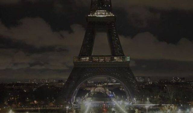 Parisit i “zhduket” shkëlqimi i Kullës Eiffel, fiken dritat për një orë në shenjë ndërgjegjësimi për “Orën e Tokës”