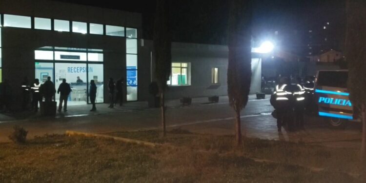 I moshuari tentoi të nxjerrë nga lokali 37-vjeçarin në Berat, goditet me thikë, autori largohet nga vendngjarja