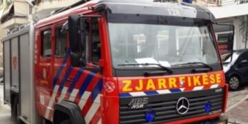 Makina përfshihet nga flakët në aksin Gjirokastër-Kakavijë, shkak dyshohet një shkëndijë elektrike