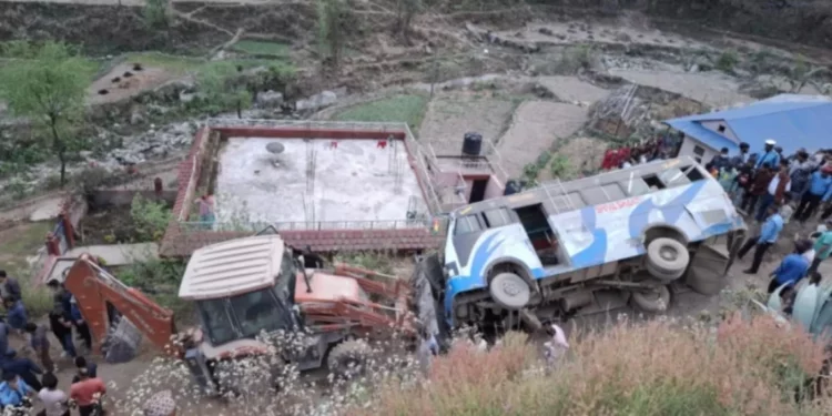 Aksident i frikshëm/ Autobusi plot me pasagjerë humb kontrollin dhe bie nga shkëmbi, raportohet për disa të vdekur