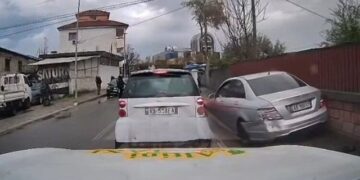 Aksident i rëndë në kryeqytet, ‘Benz’ devijon nga rruga dhe përplas disa automjete dhe një motor