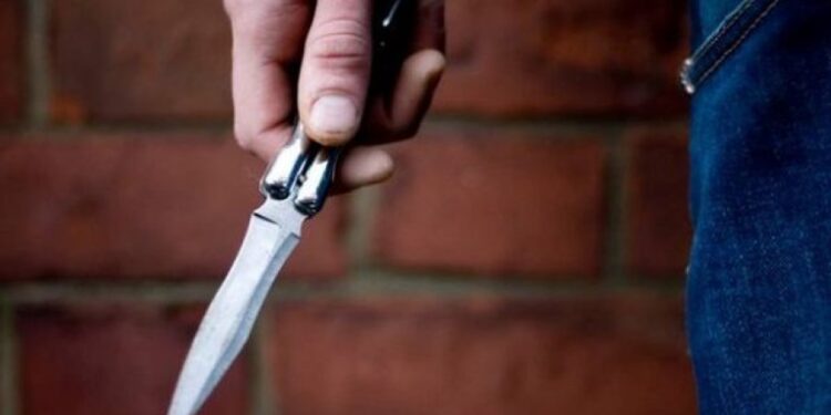 I biri u plagos me thikë gjatë sherrit në Sarandë/ Flet babai i 17-vjeçarit: Djali u sulmua nga të njëjtët persona! Konflikti ka nisur më herët…