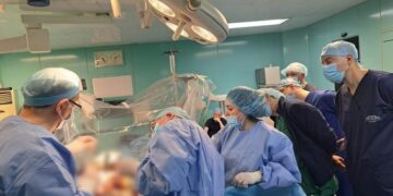 Koçiu: Ndërhyrje e suksesshme te një 50-vjeçare me Parkinson, mbulohet tërësisht nga buxheti i shtetit