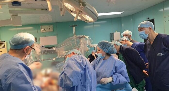 Koçiu: Ndërhyrje e suksesshme te një 50-vjeçare me Parkinson, mbulohet tërësisht nga buxheti i shtetit
