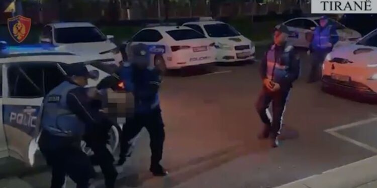 Theu “arrestin shtëpiak” për të shitur drogë, arrestohet 41-vjeçari! I sekuestrohen para dhe sende të kundraligjshme